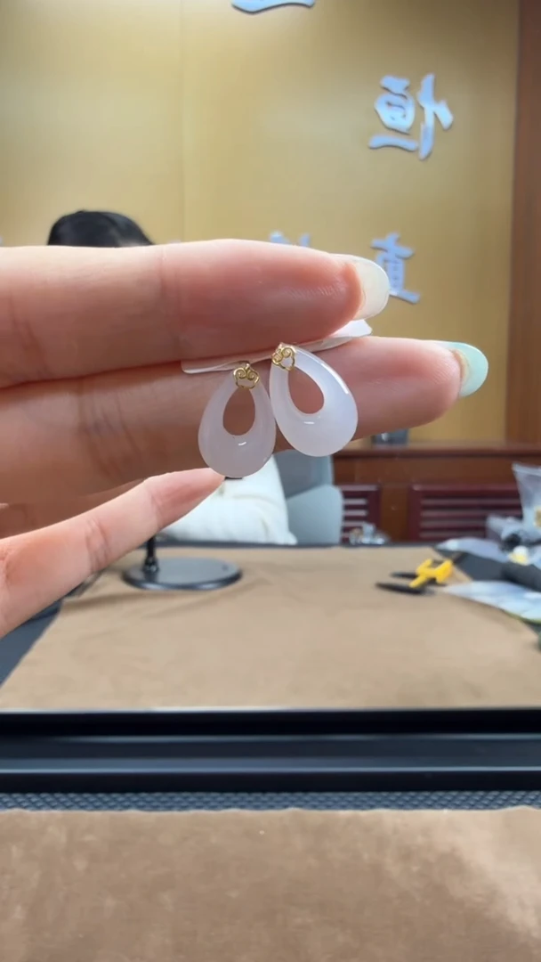 颈饰18K金镶嵌和田玉耳饰一对