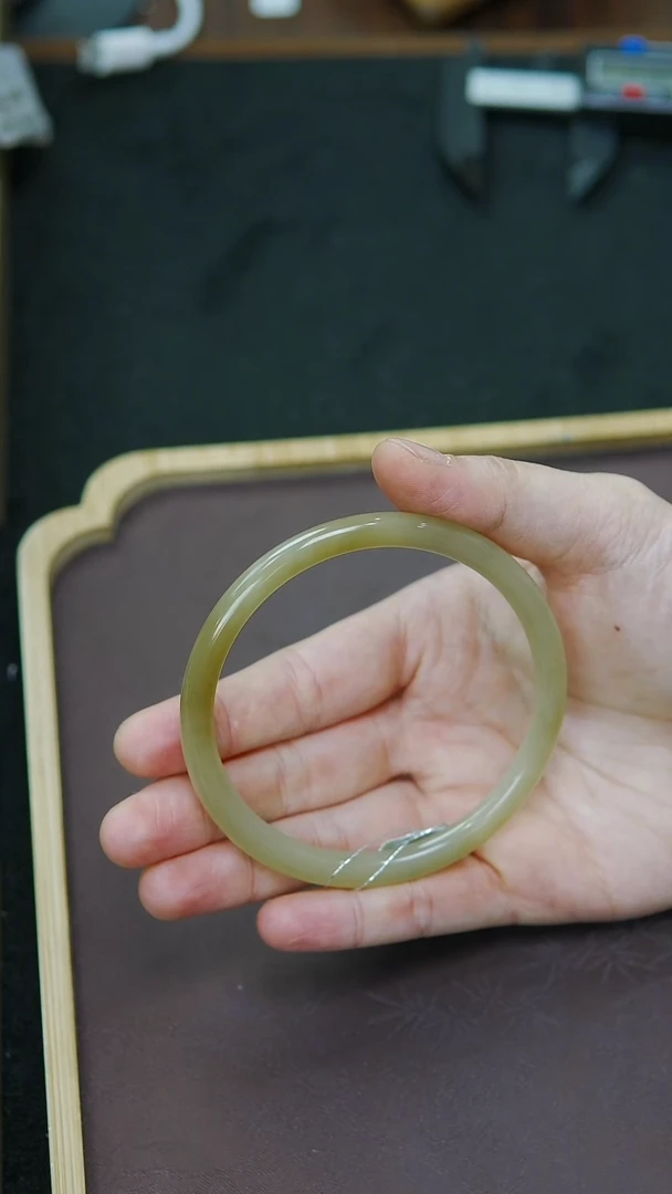 未镶嵌手镯和田玉63-64圈口且末糖手镯