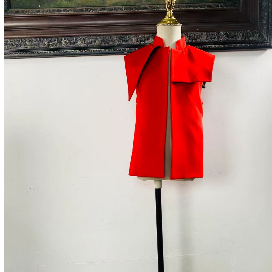 马甲潮服多巴胺潮服模特走秀潮服时尚单品服装黑色红色