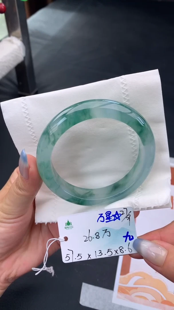 未镶嵌手镯翡翠自带#送人#，联系客服核对地址~