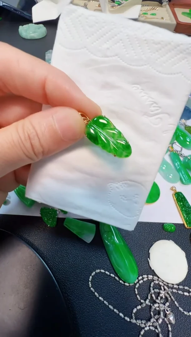 吊坠(不含链)18K金镶嵌翡翠1800