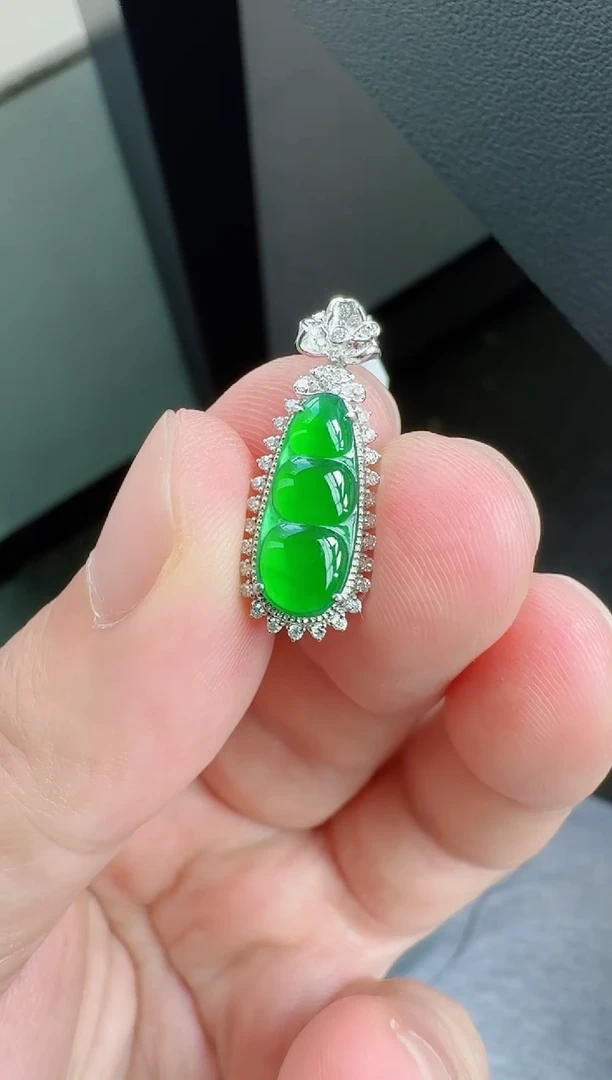 颈饰18K金镶嵌翡翠寄售回流，不退不换