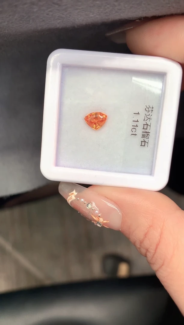 未镶嵌耳饰石榴石（芬达石）1.11克拉