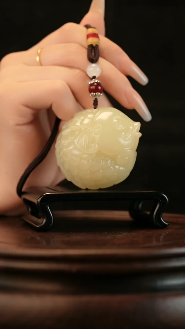 云南石竹叶青雕刻：年年有余