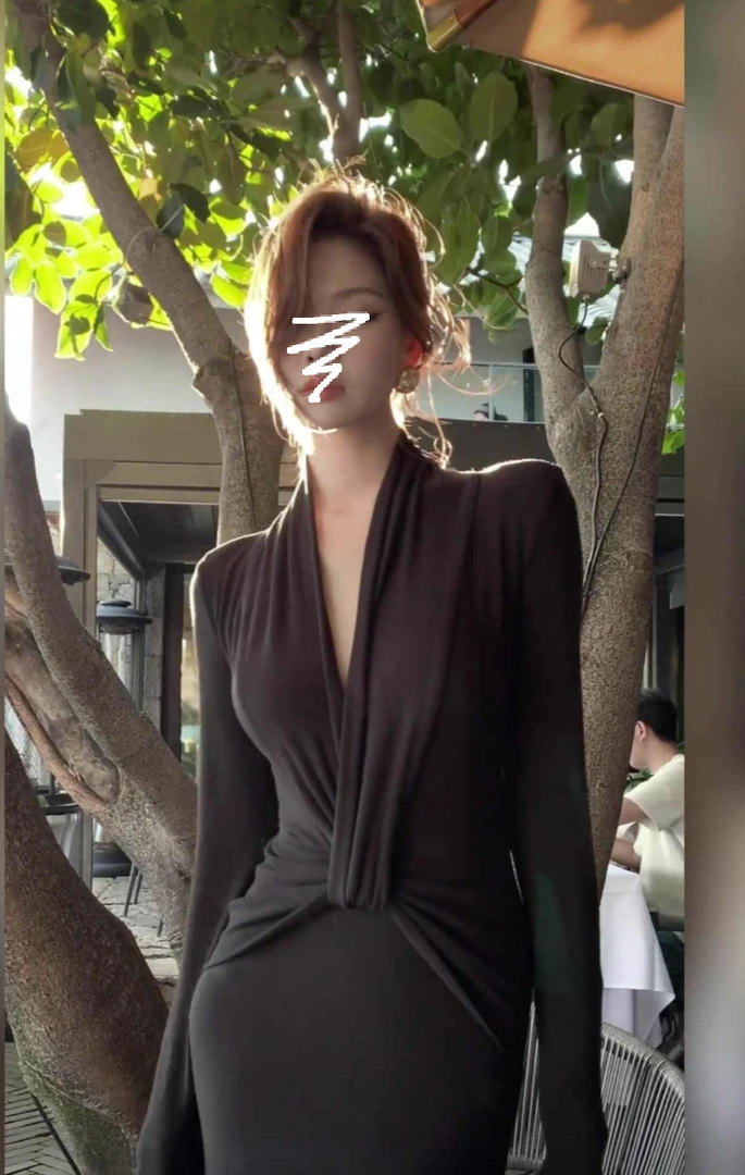 法式黑色V领长袖连衣裙女早秋高级感气质修身收腰绝美包臀长裙子