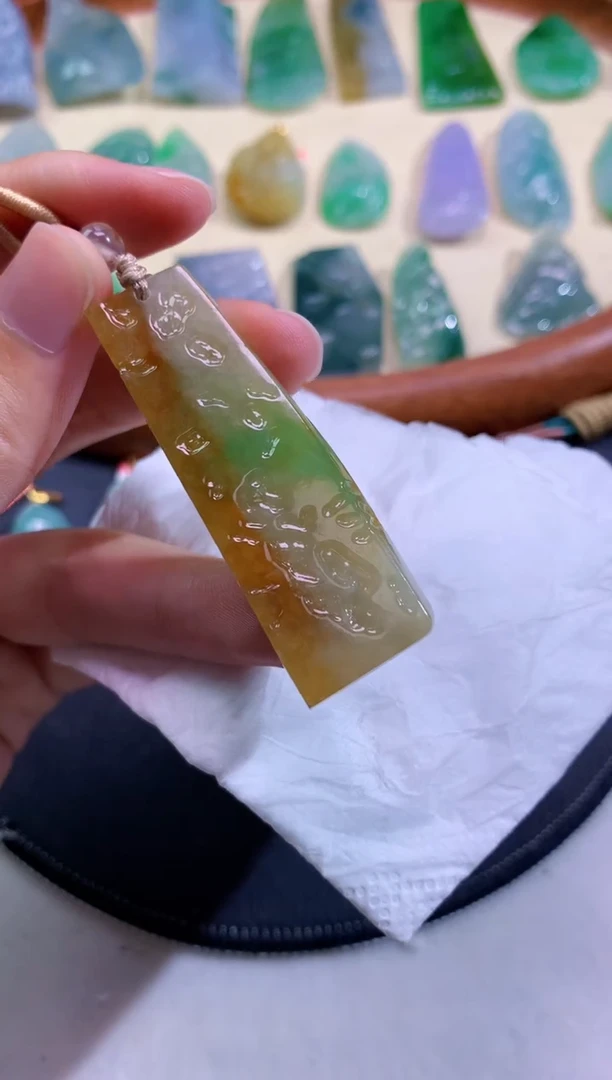 颈饰未镶嵌翡翠