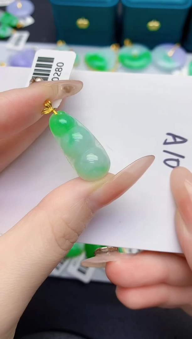 颈饰18K金镶嵌翡翠缅甸天然翡翠A货