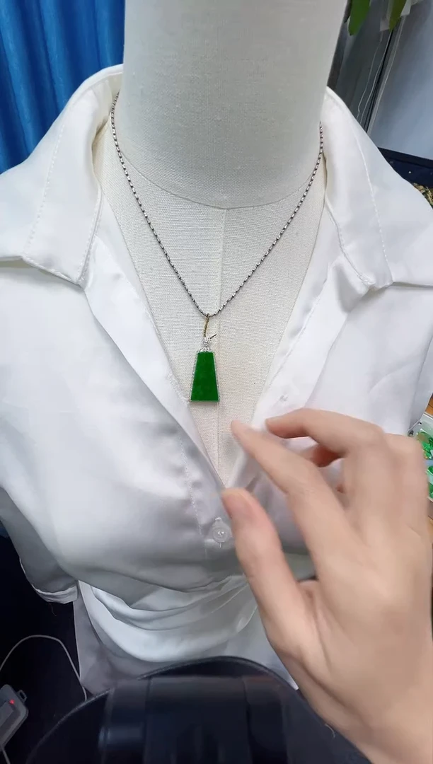 吊坠(不含链)18K金镶嵌翡翠6800