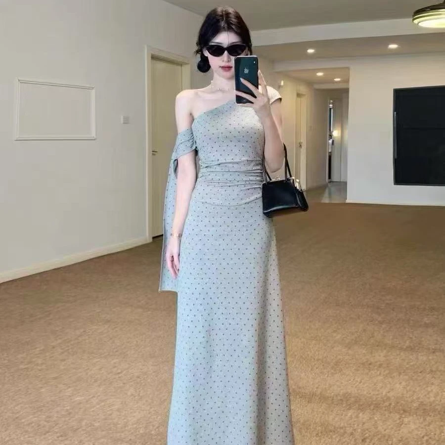 高级感灰色露肩连衣裙收腰气质修身气质斜肩针织灰色印花连衣裙