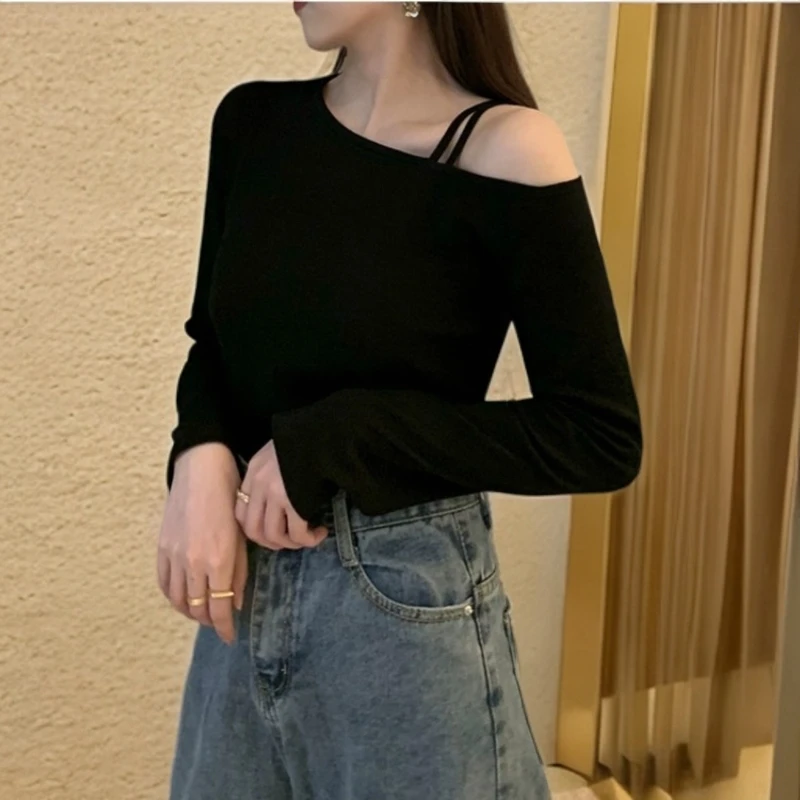 黑色一字肩上衣女秋季辣妹锁骨设计感小众长袖斜肩打底衫露肩T恤
