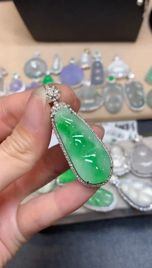 颈饰18K金镶嵌翡翠福豆【无服务费