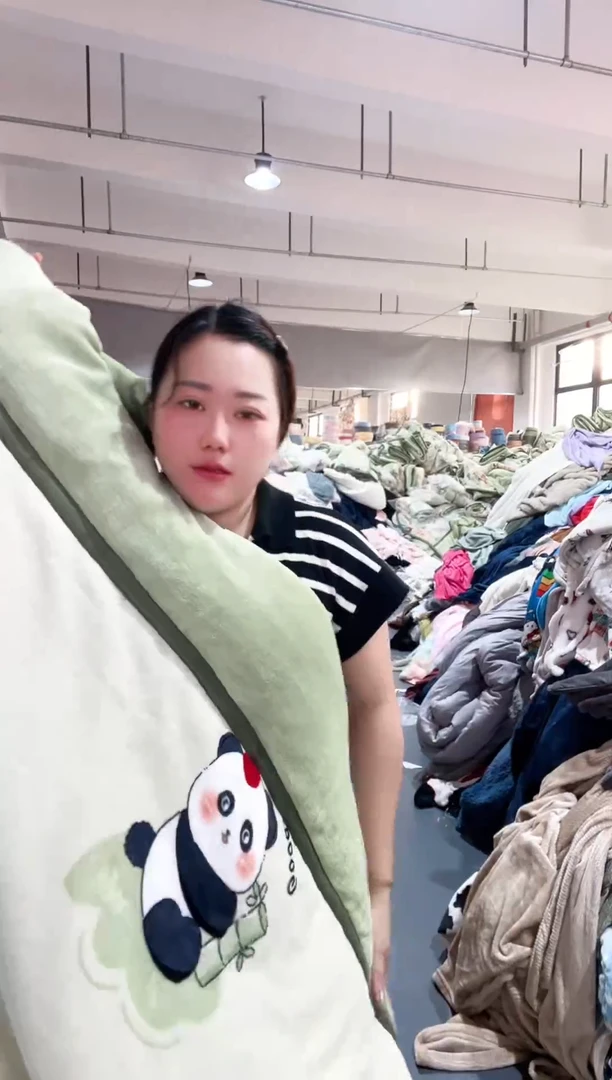 牛奶绒主播手上展示的被子  1.8*2.0米