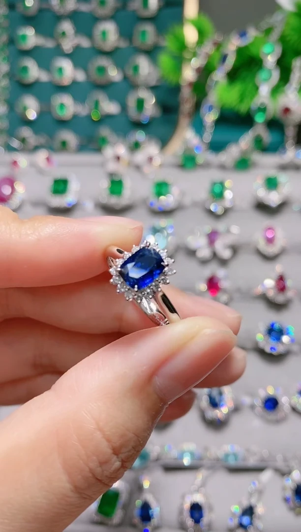 18K金戒指蓝宝石18K金镶嵌.