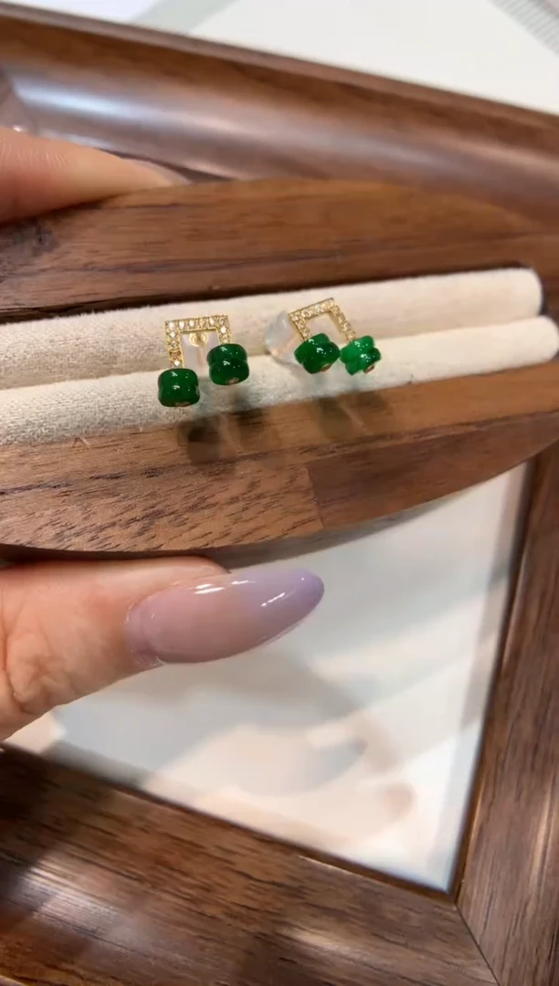 18K金镶嵌翡翠耳饰耳钉
