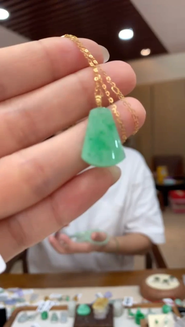 套链18K金镶嵌翡翠无事牌