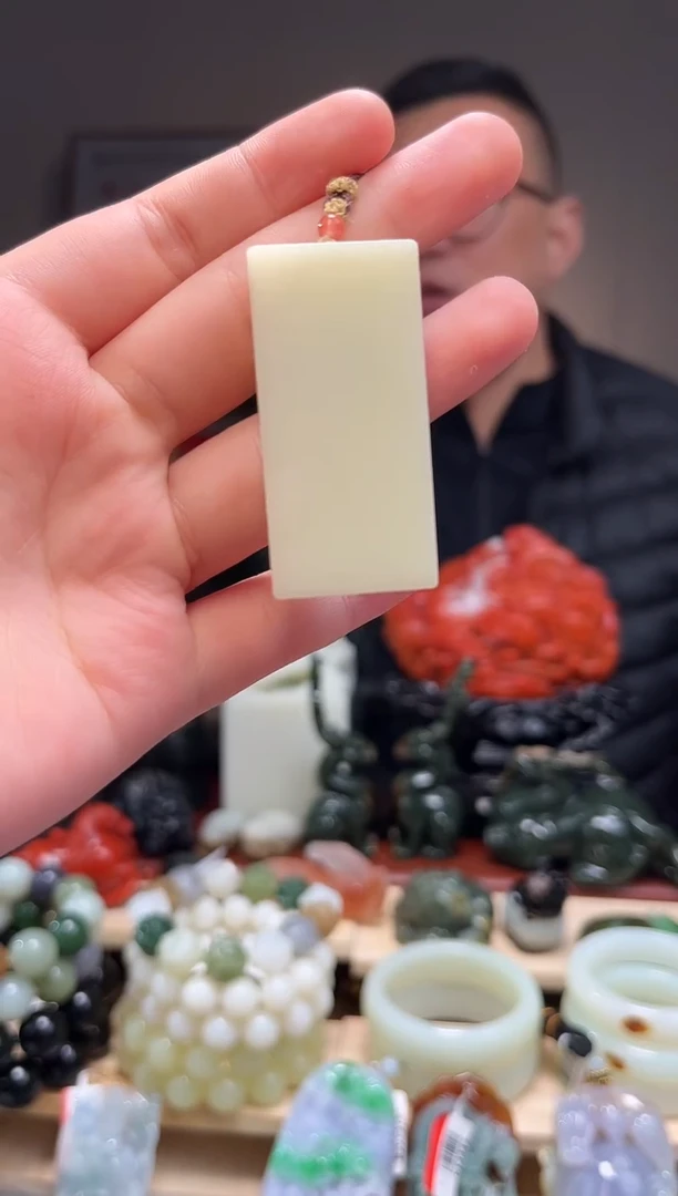 颈饰未镶嵌和田玉吊坠