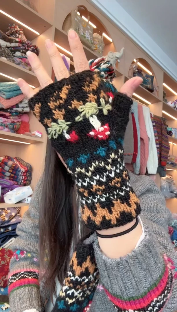 羊毛黑色蘑菇手套