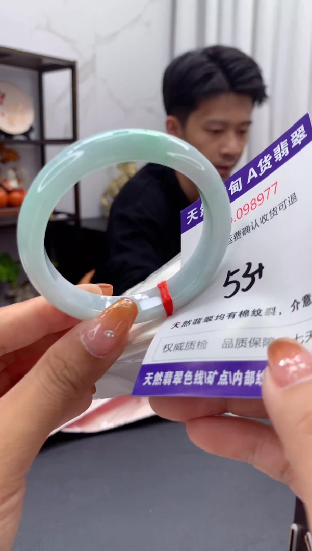 未镶嵌手镯翡翠有纹，完美者勿拍