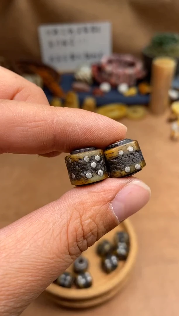 【闪购商品】牛骨其他P001-镶钉骰子2个-有棕裂