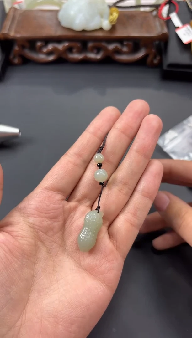 【闪购商品】和田玉吊坠(赠链)未镶嵌且末微色差近矿吊坠多样性发货