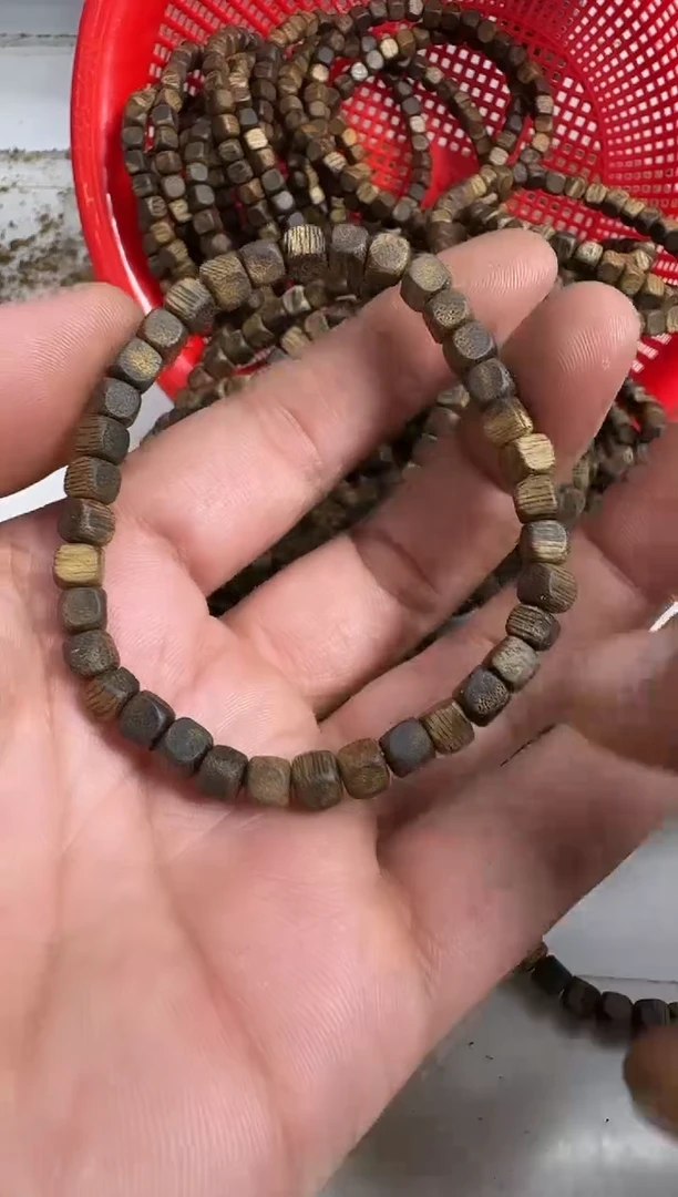 沉香碎屑沉香乌身0.5规格单圈方珠3克