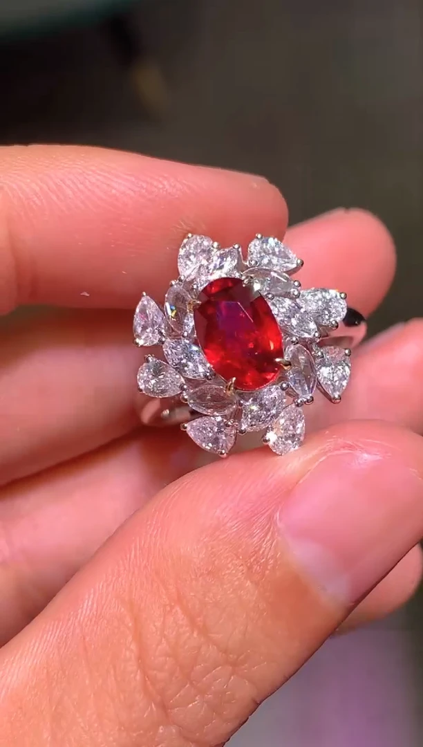 18K金镶嵌戒指红宝石2.02CT