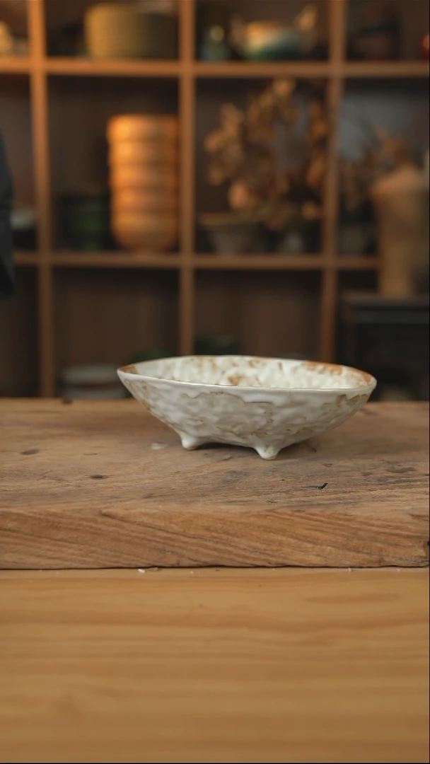 粉影系列的8英寸四足垂纹深盘