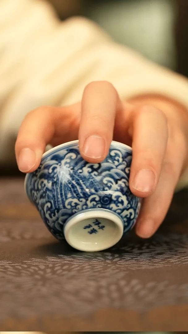 中式仿明青花江崖海水铃铛杯