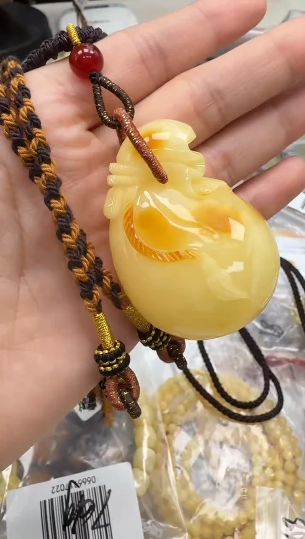 未镶嵌琥珀裸石如图