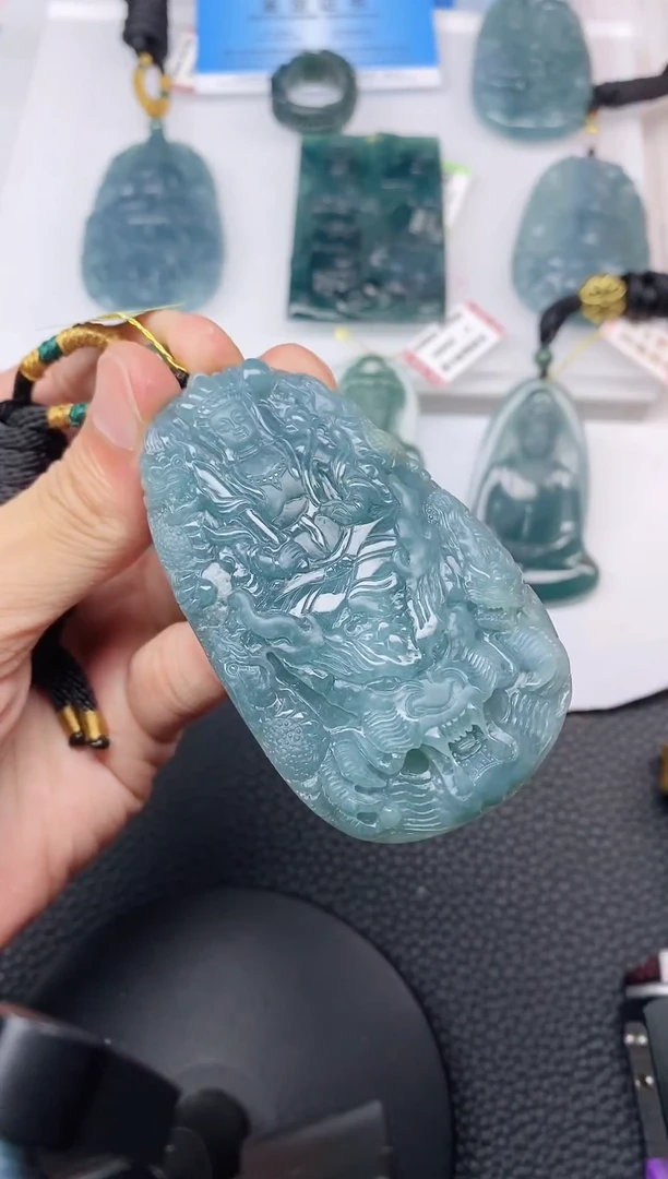 颈饰未镶嵌翡翠