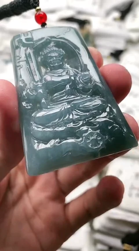 翡翠未镶嵌颈饰不动