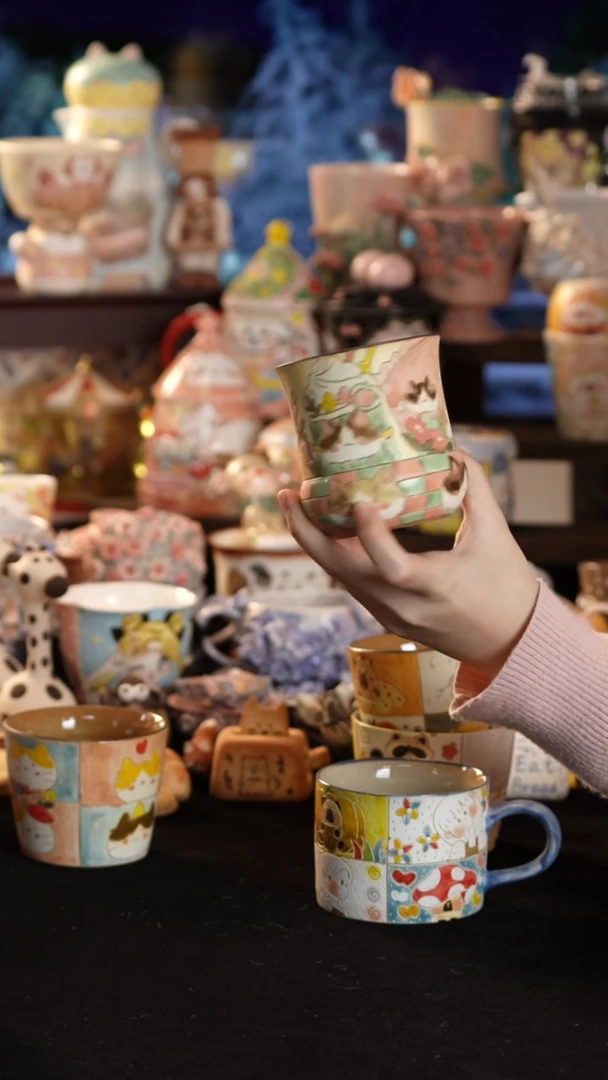 摆件陶景德镇釉下彩手绘设计师款陶瓷