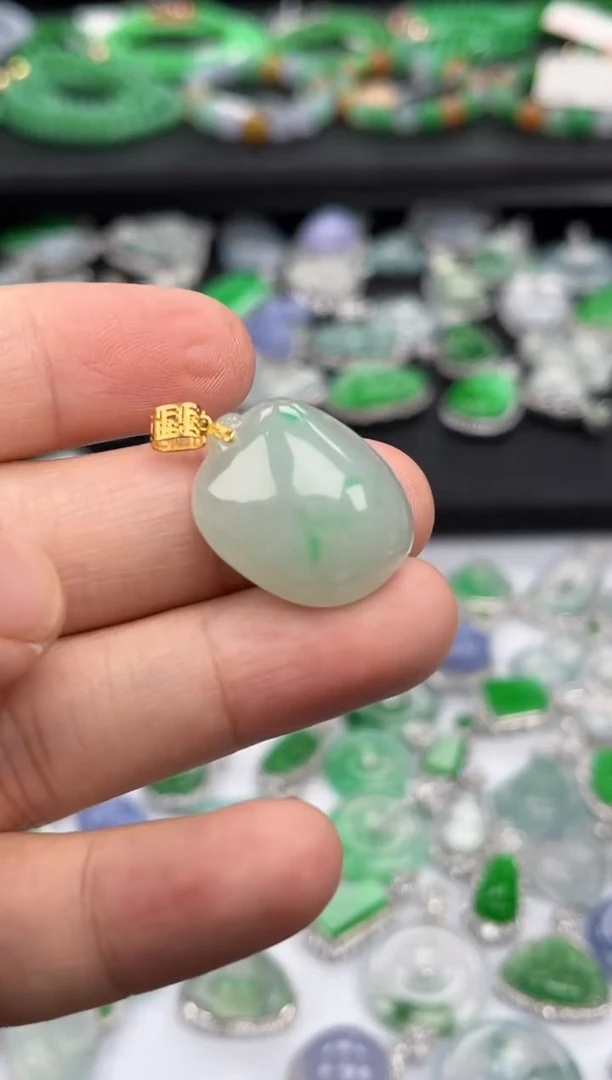 翡翠18K金镶嵌吊坠(不含链)多人