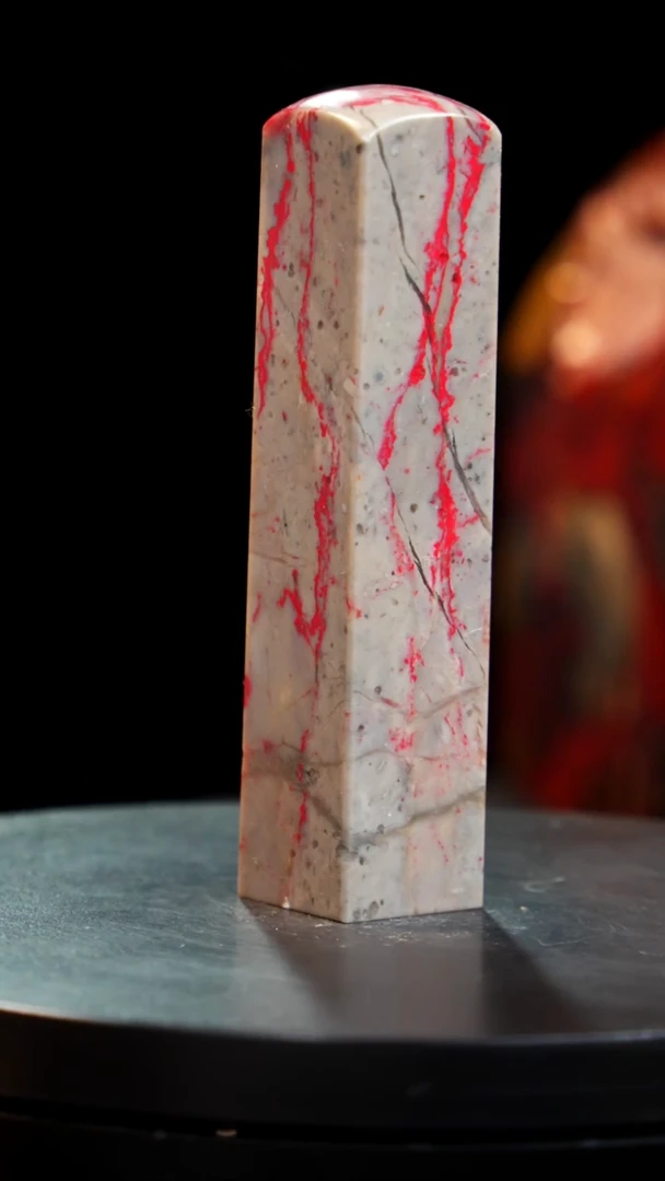 昌化石牛角鸡血石