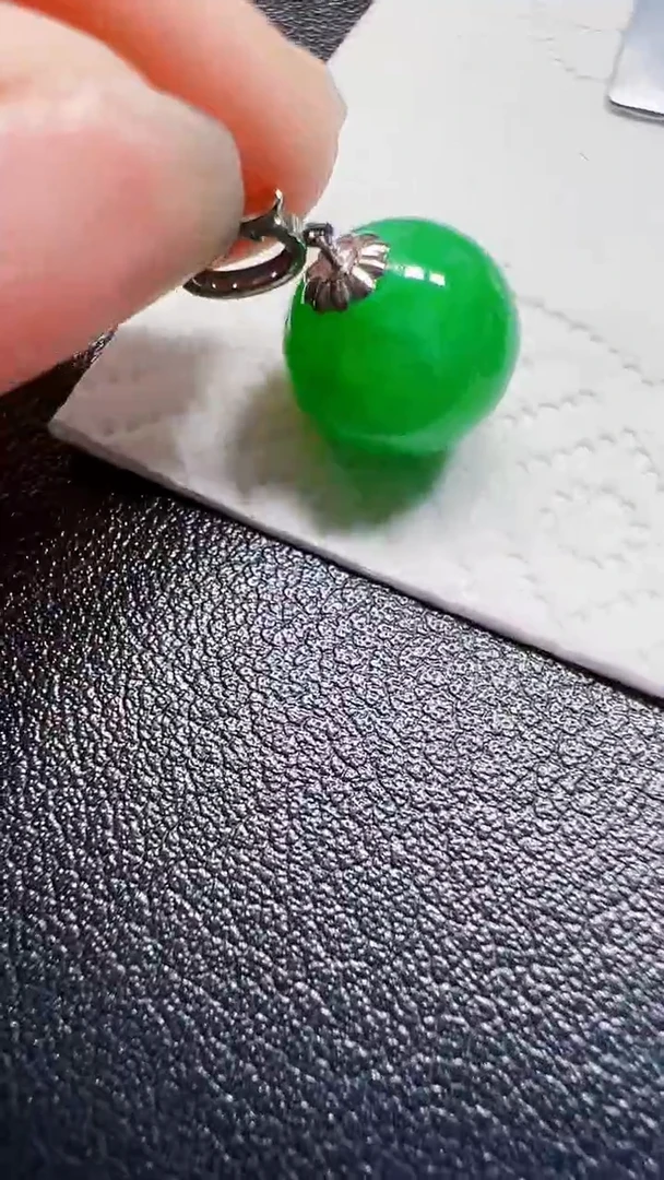 颈饰18K金镶嵌翡翠珠子