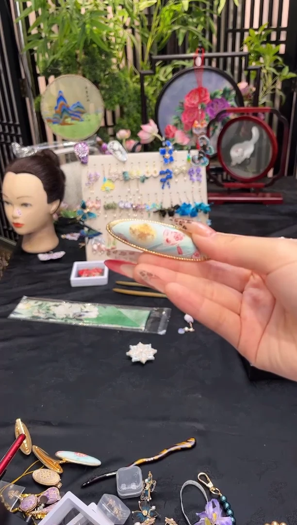 织绣?***奶非遗苏绣手工饰品