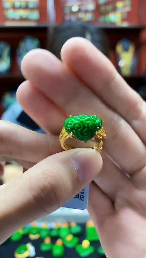 颈饰未镶嵌翡翠戒指