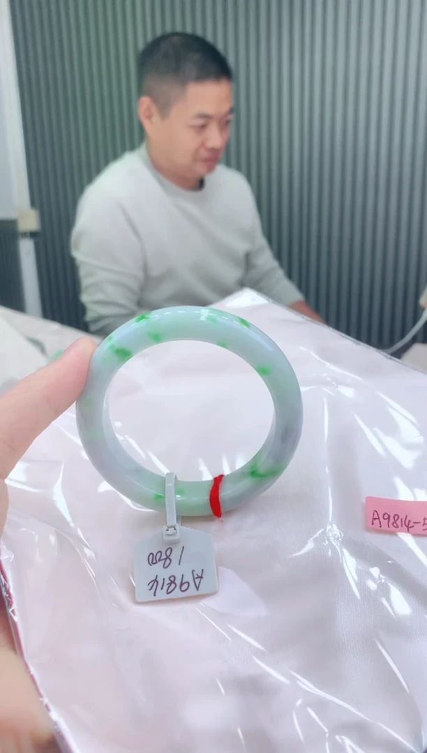 未镶嵌手镯翡翠风*。55圈口