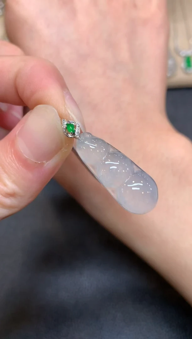 【闪购商品】翡翠颈饰18K金镶嵌福豆【无服务费】