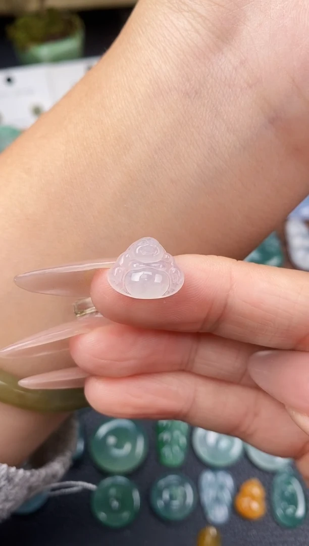 翡翠未镶嵌颈饰佛公