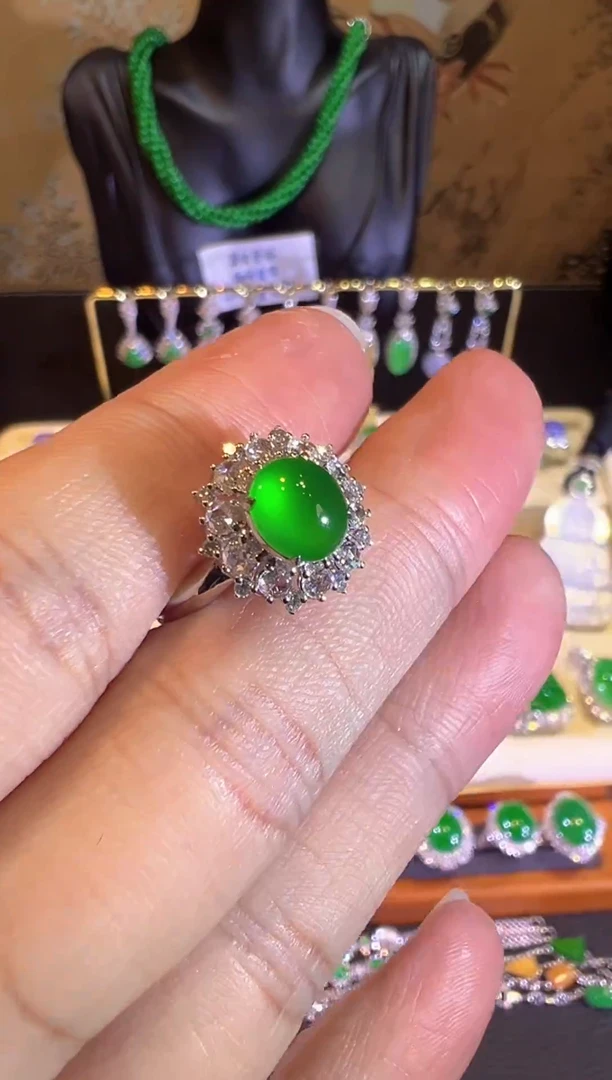 【闪购商品】翡翠戒指18K金镶嵌高冰龙石种满绿蛋面戒指