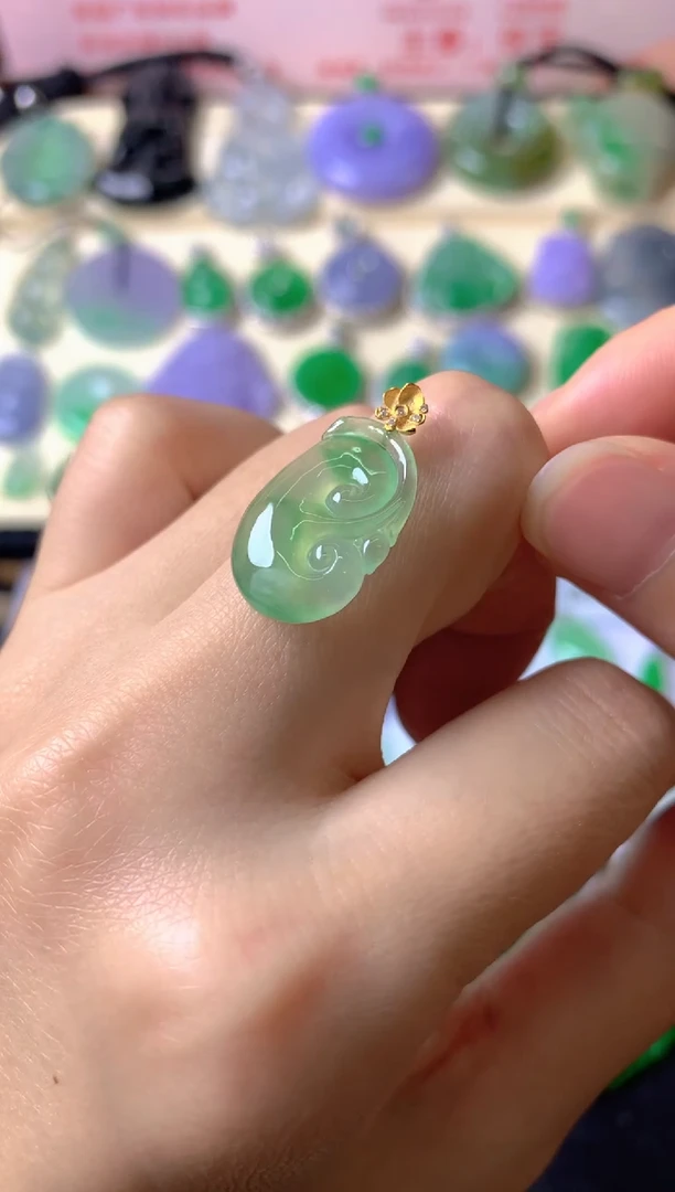 吊坠(不含链)18K金镶嵌翡翠微**阳吊坠