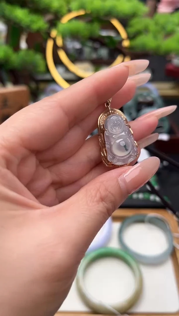 颈饰18K金镶嵌翡翠吊坠