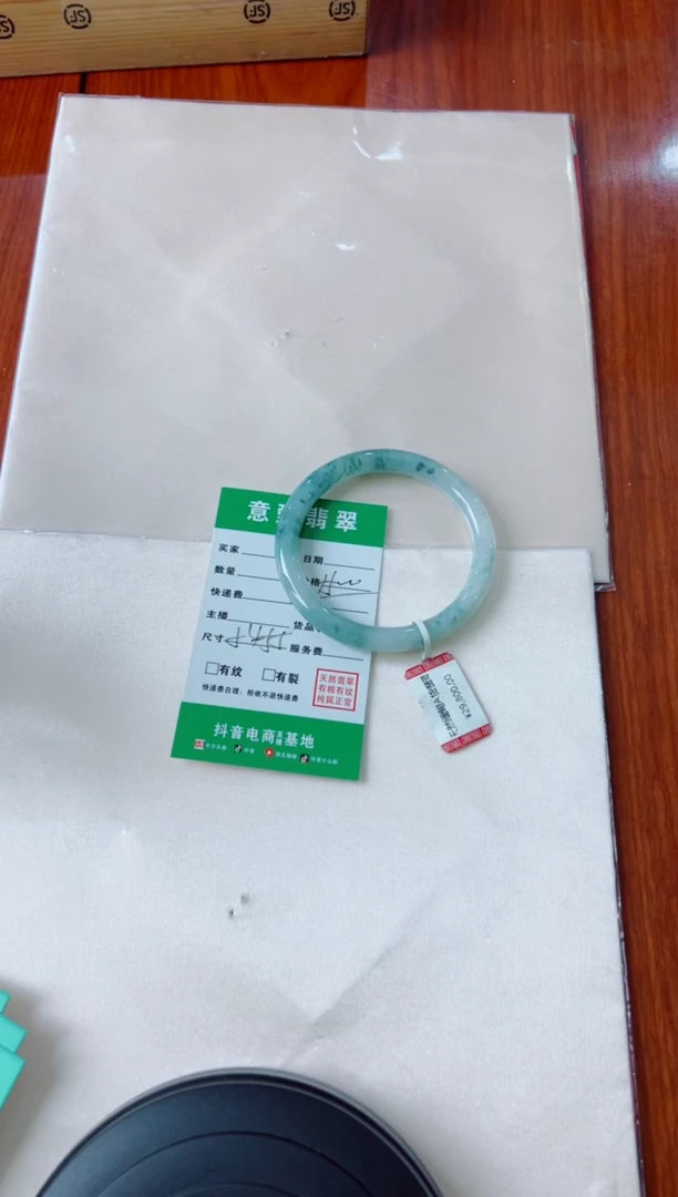 未镶嵌手镯翡翠看****么手镯