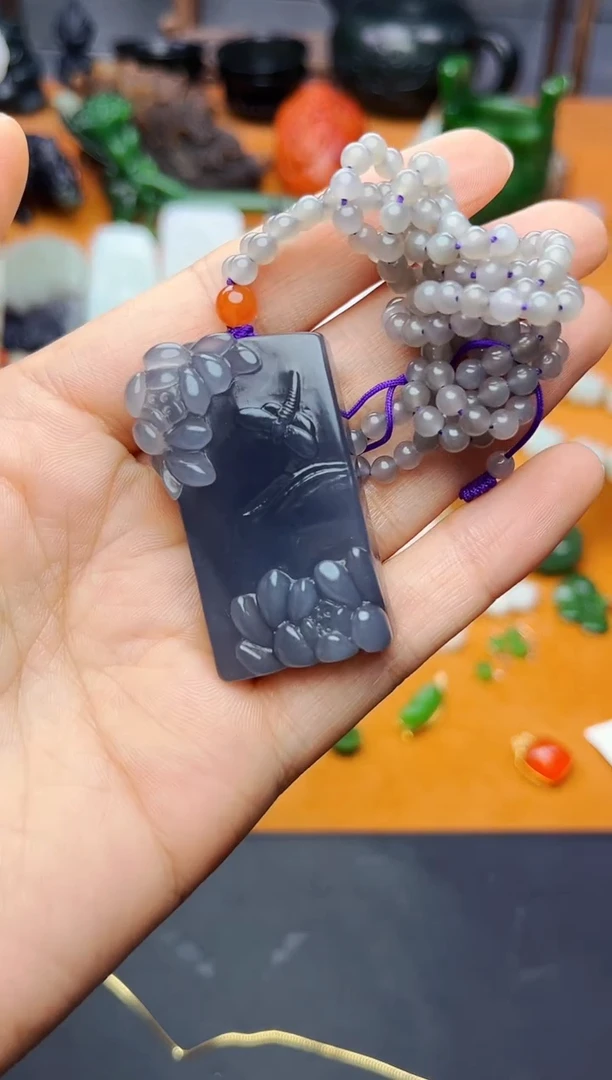 和田玉未镶嵌颈饰烟紫牌