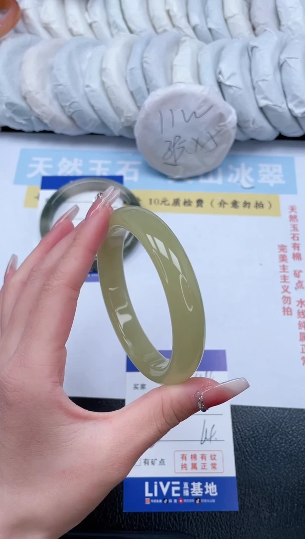 【闪购商品】石英质玉手镯未镶嵌姜黄有棉块介意勿拍！T324-64