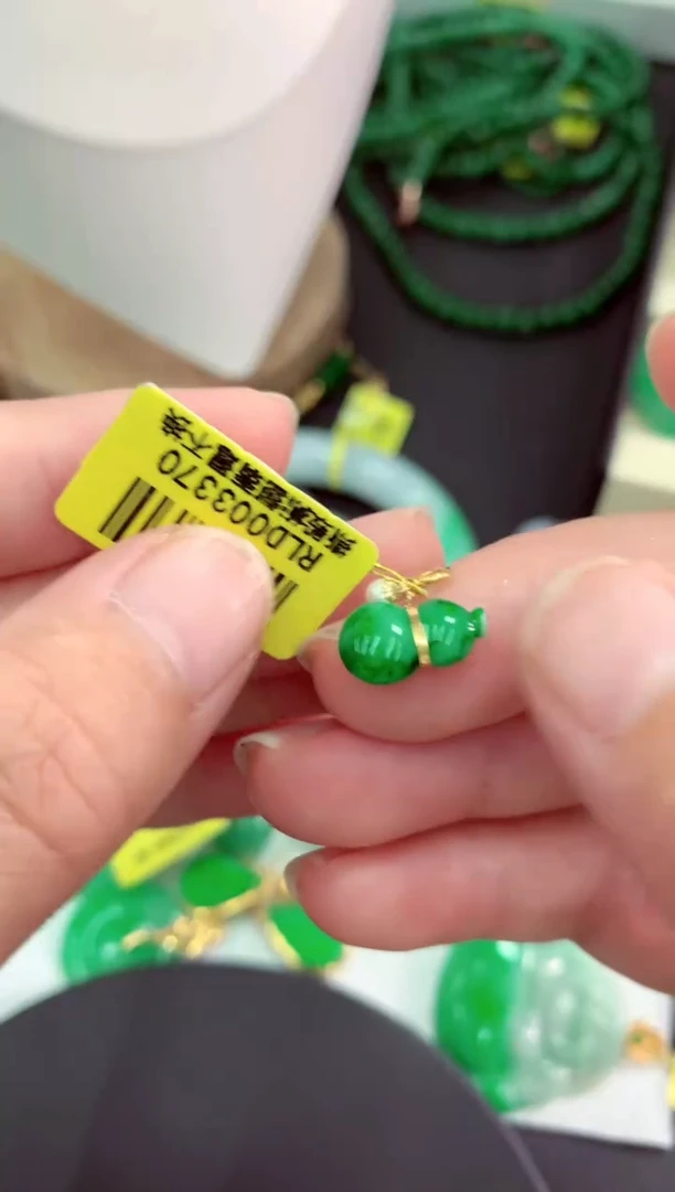 吊坠(不含链)未镶嵌翡翠挂件