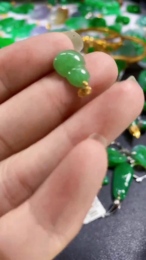 颈饰18K金镶嵌翡翠1111