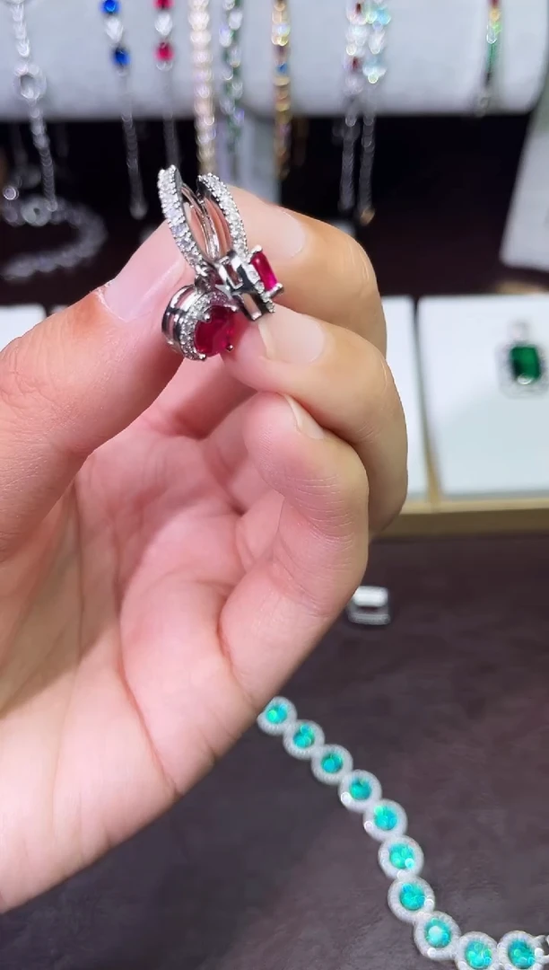 足铂镶嵌合成（培育）红宝石耳饰红宝耳扣