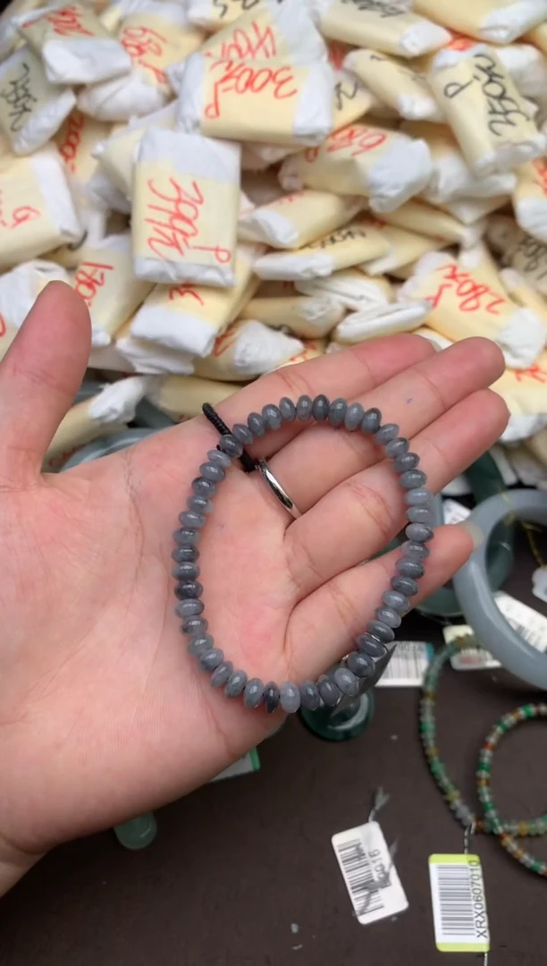 翡翠挂件未镶嵌   —